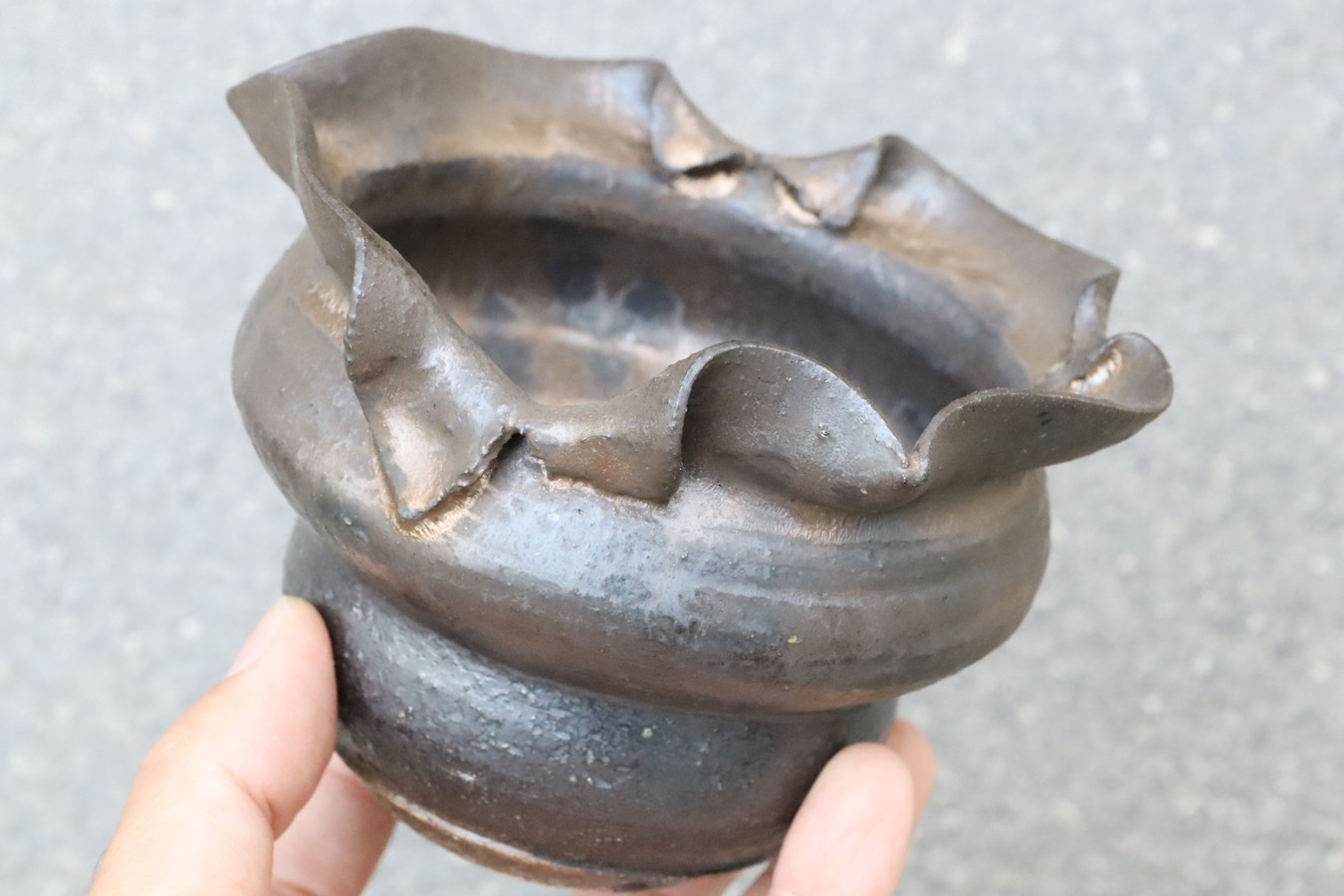 3180,Jun Fujiwara  ×  萬年青鉢　No.1 /30　 信楽 外径約13.0cm 高さ約8.6cm　純氏落款、豐落款