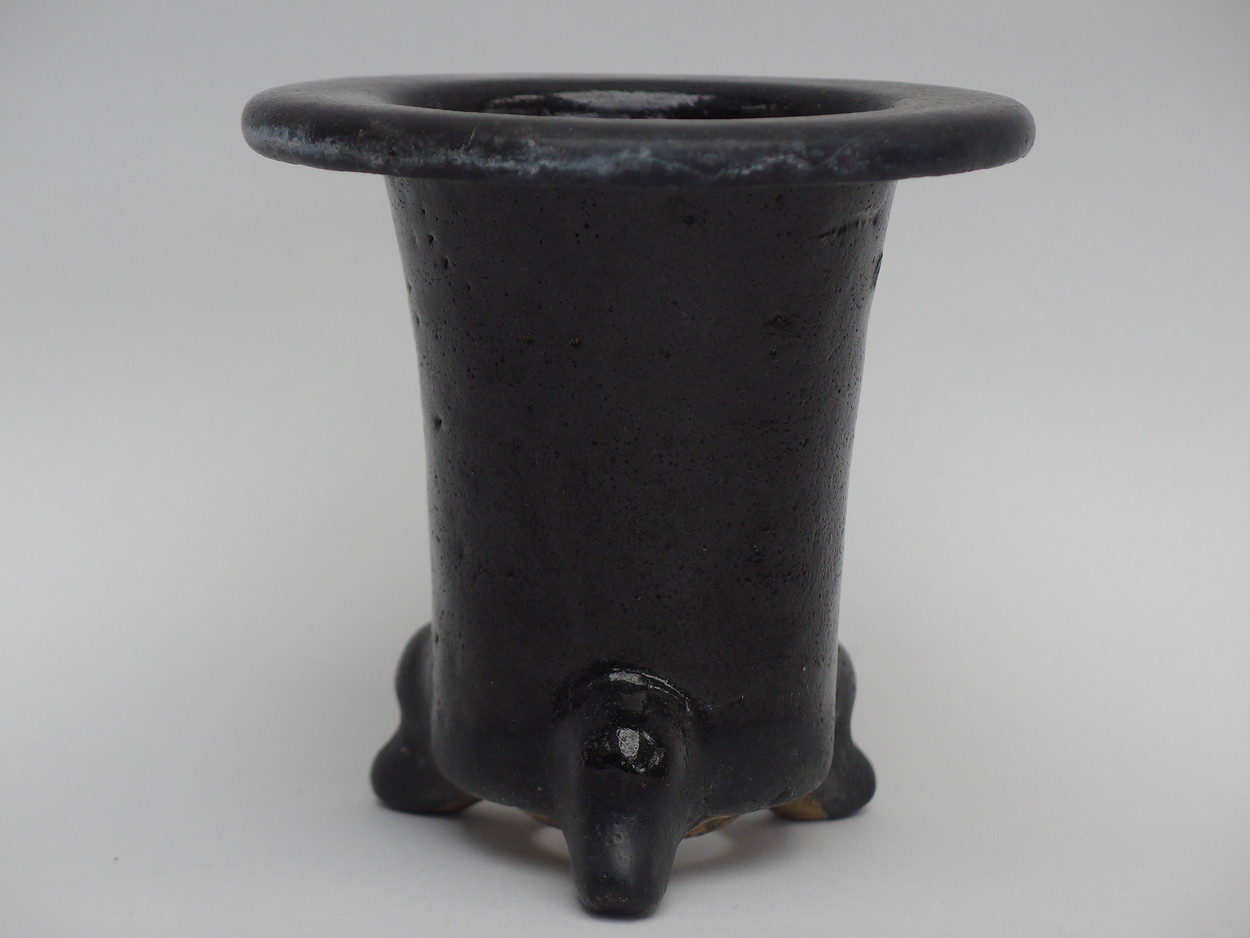 2068,　古鉢　黒鉢　萬年青楽鉢 外径約11.3cm　ヒビ　中古