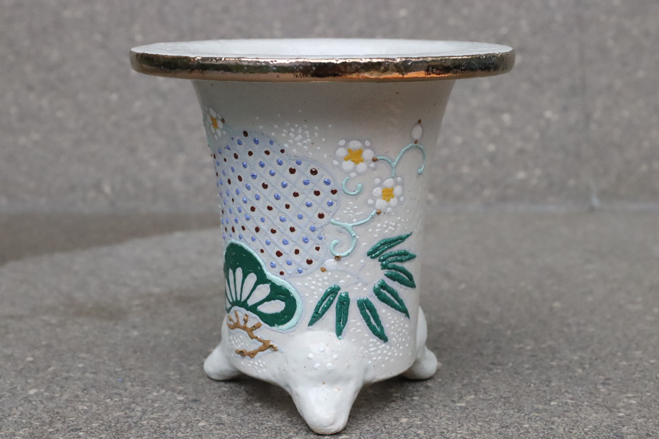 3173,白地 松竹梅吉祥紋  外径約11.9cm　亘サイン