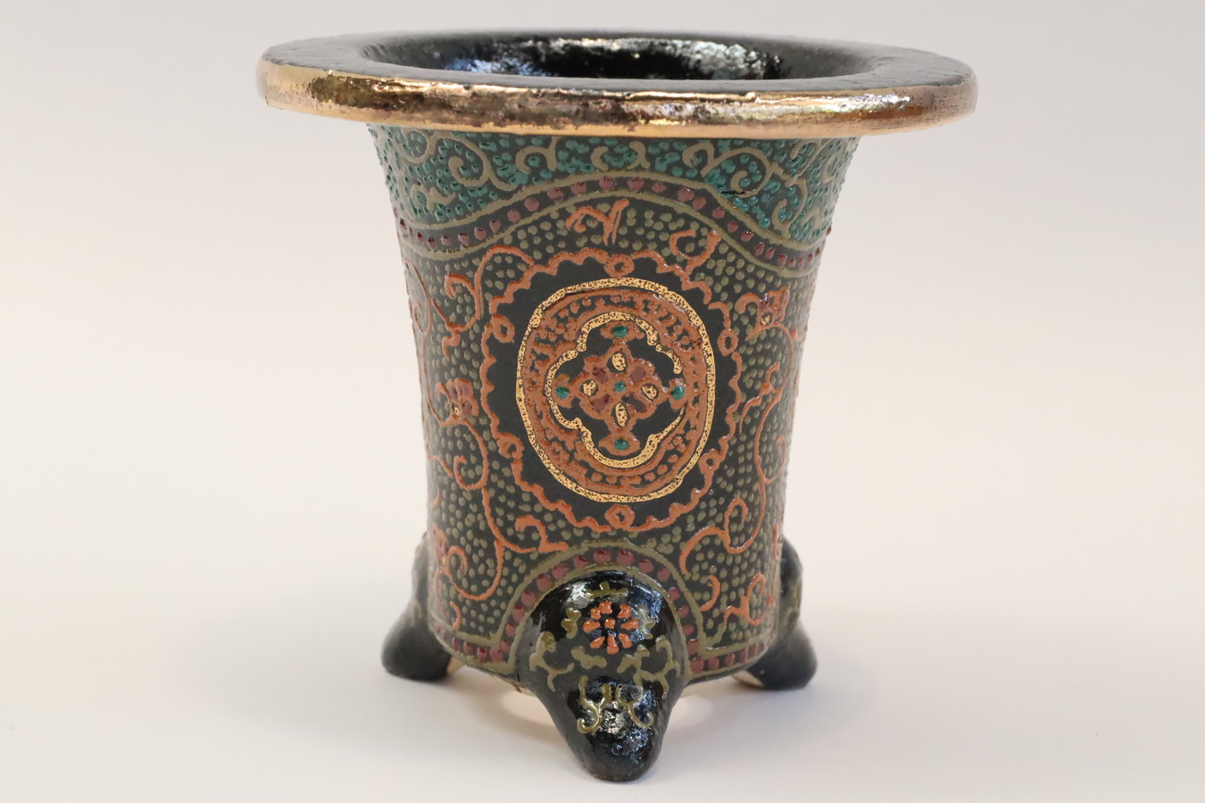 2070,金花唐草 大太鼓 萬年青楽鉢   外径約10.5cm　梅花サイン　繊細な作