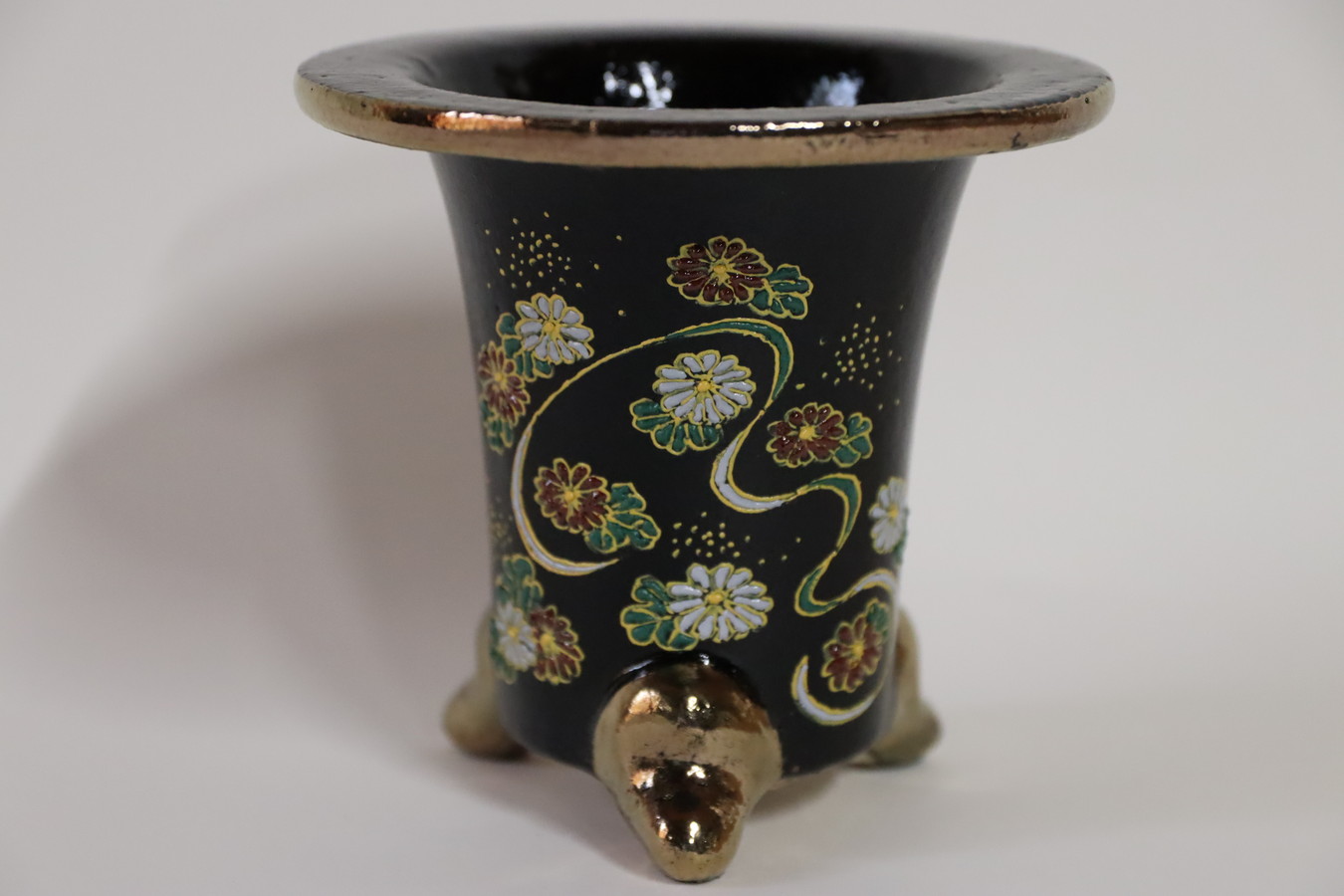 3170,流水小菊　楽鉢  外径約11.9cm　亘サイン