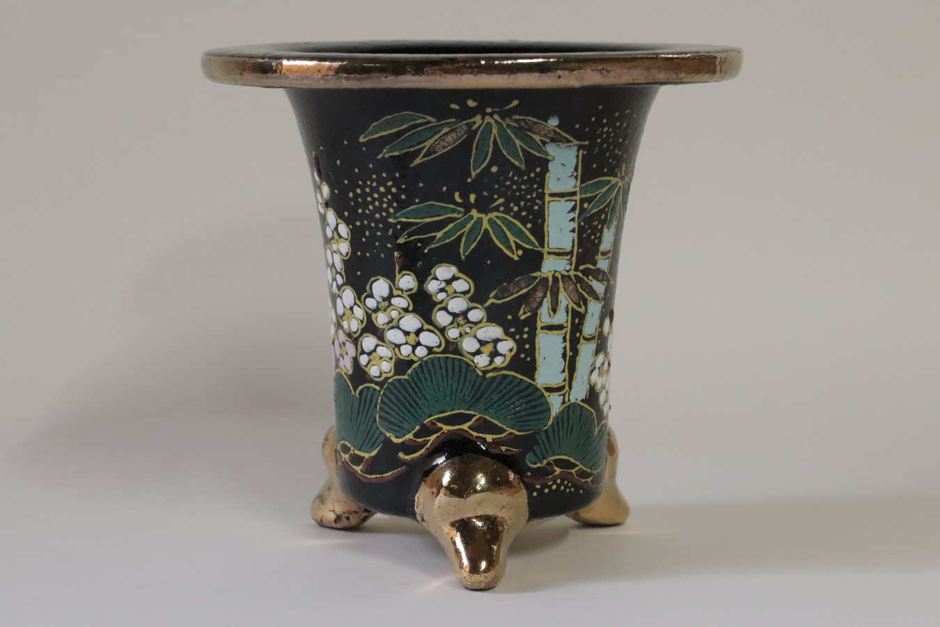 3024,黒地 松竹梅　萬年青楽鉢 　外径約11.8cm　亘サイン