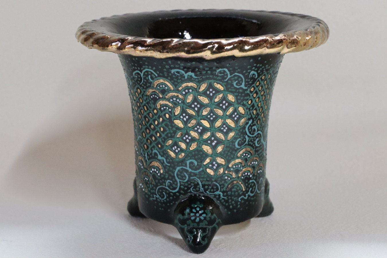 3086,縄縁太胴 七宝唐草鉢 萬年青錦鉢 外径約11.6cm　高さ約10.0cm　梅花サイン　縁起よい祝い鉢