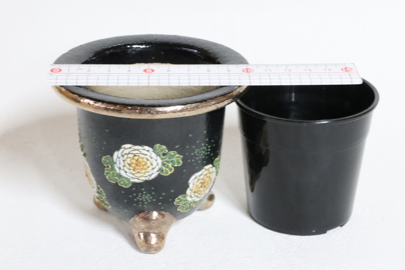 2131,カバー鉢 花 外径約10.4cm 高さ約9.1cm　亘サイン　少し浮く