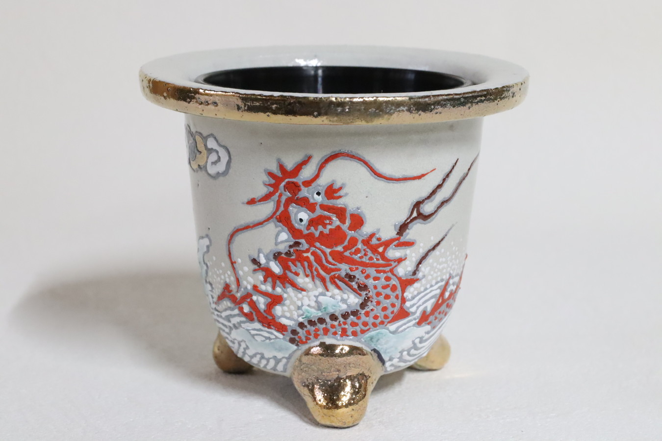 2653,カバー鉢白地 赤龍 外径約10.7cm 高さ約9.3cm　珍しい　特価！