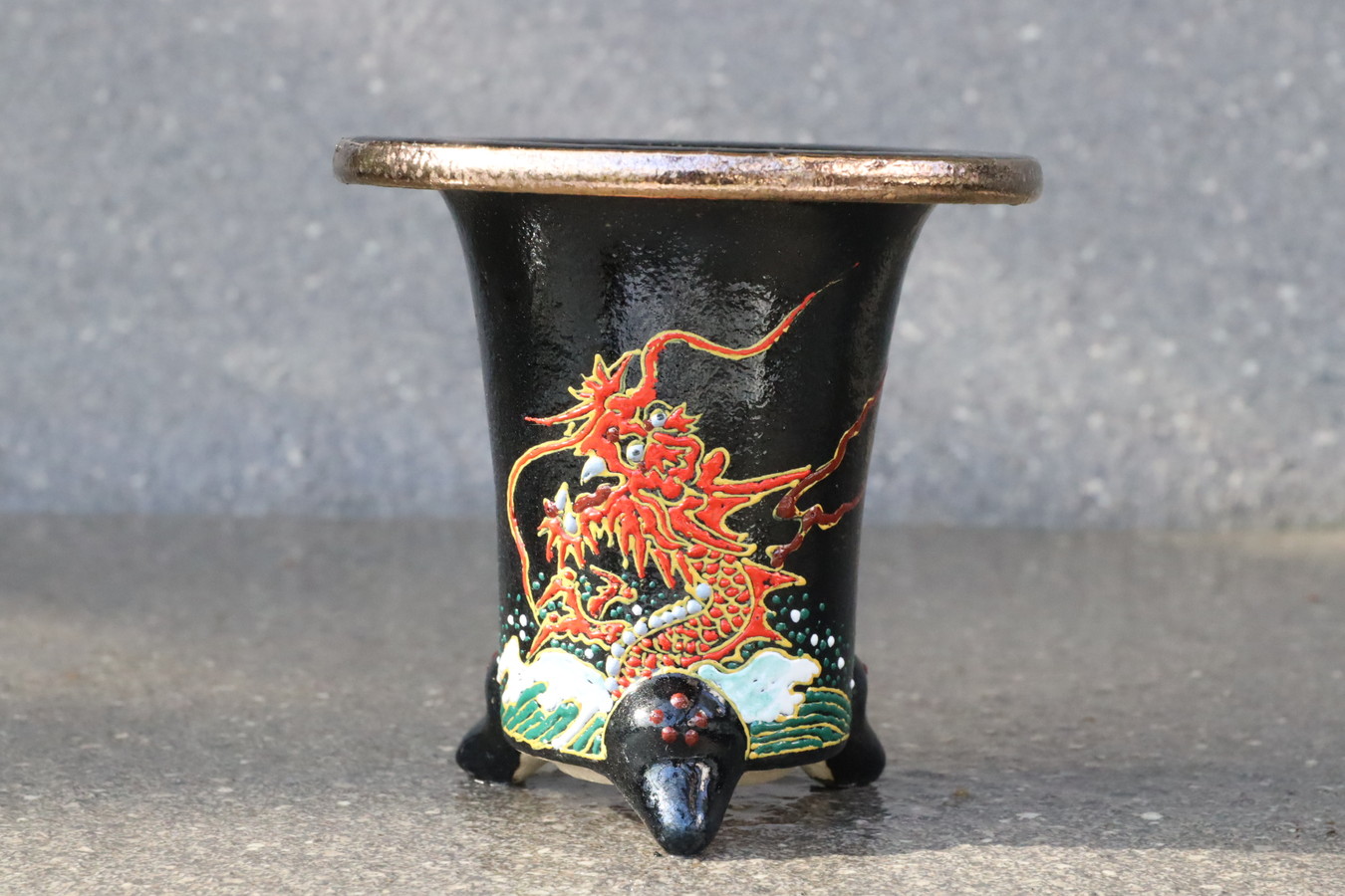 2122,黒地赤龍　吉祥錦鉢　外径約10.9cm　亘サイン　【28000→特価！】