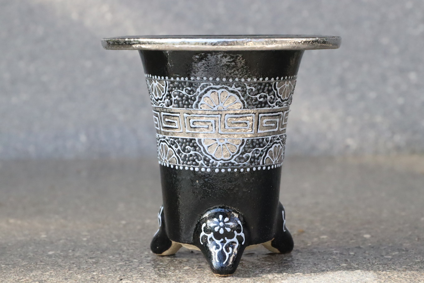 2162,縁起吉祥！プラチナ　雷紋菊唐草　特上錦鉢　外径約9.4cm　華サイン　唐草【永遠の繁栄】