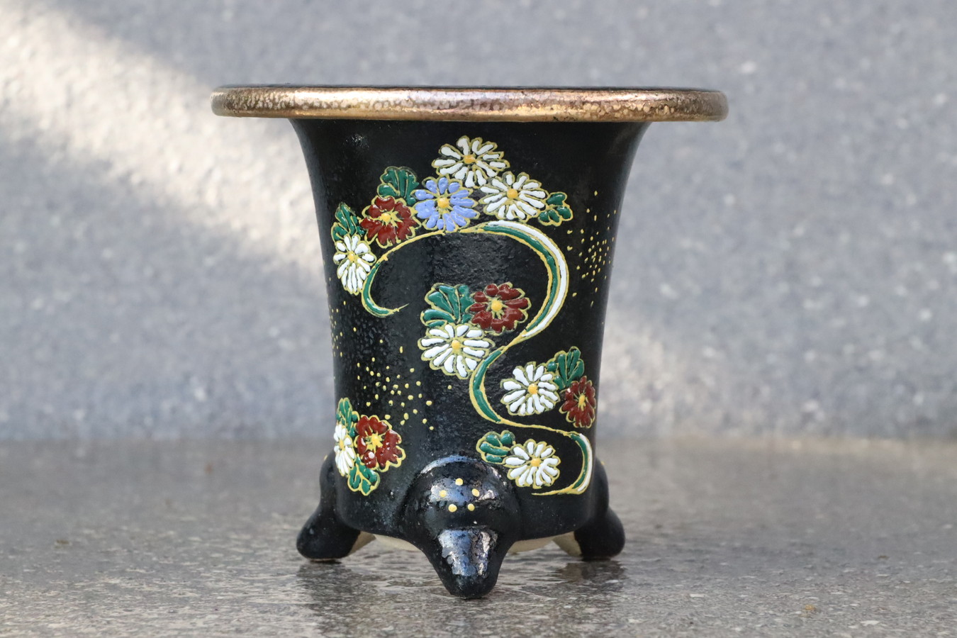 2379,流水小菊　吉祥錦鉢　外径約10.9cm　亘サイン　【長命願う菊】