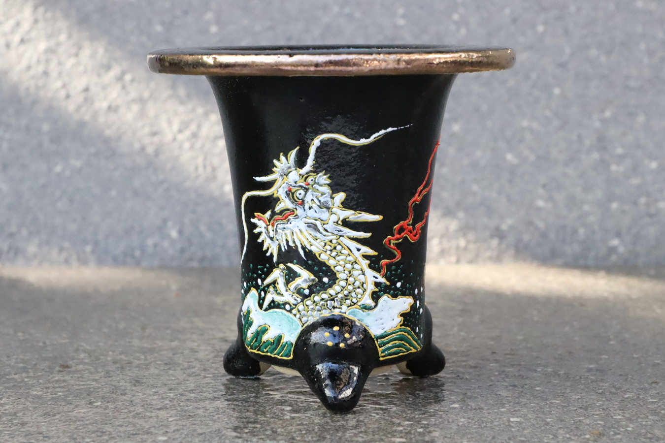 2012,黒地白龍　吉祥萬年青錦鉢　外径約10.8cm　亘サイン